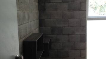 Espacio para trabajar con laptop y tabla de planchar con plancha