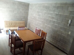 Frigorifero, microonde, forno, pentole/stoviglie/utensili