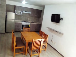 Refrigerador, microondas, horno y utensilios de cocina