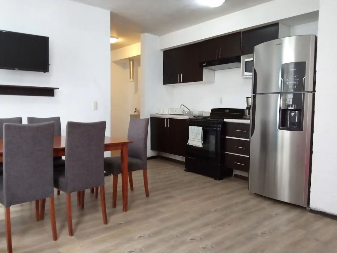 Departamento básico | Cocina privada | Refrigerador, microondas, horno y utensilios de cocina 