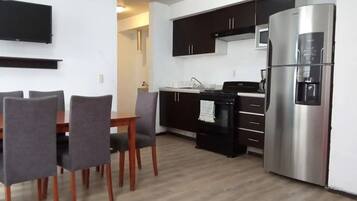 Departamento básico | Cocina privada | Refrigerador, microondas, horno y utensilios de cocina