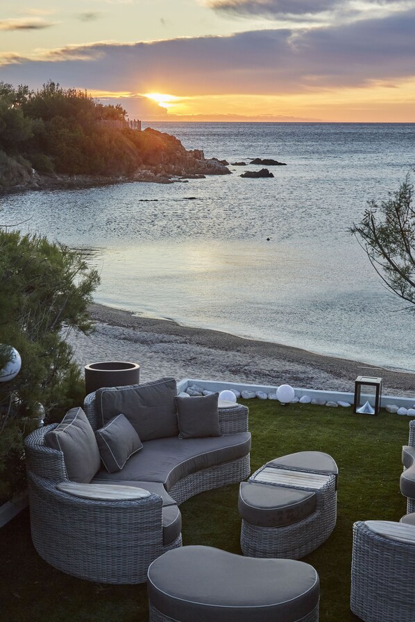 Property grounds - waterfront house (ramatuelle)