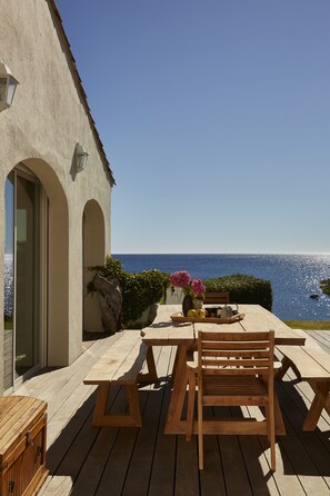 Outdoor dining - waterfront house (ramatuelle)