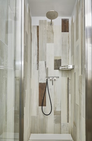 Haartrockner, Handtücher, Seife, Toilettenpapier