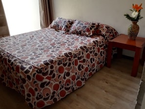 Departamento básico | Escritorio, tabla de planchar con plancha, wifi gratis y ropa de cama