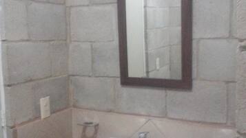 Departamento básico | Lavabo en el baño