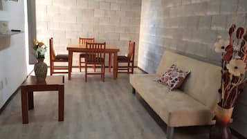 Departamento básico | Área de sala de estar | Televisión de pantalla plana y Netflix