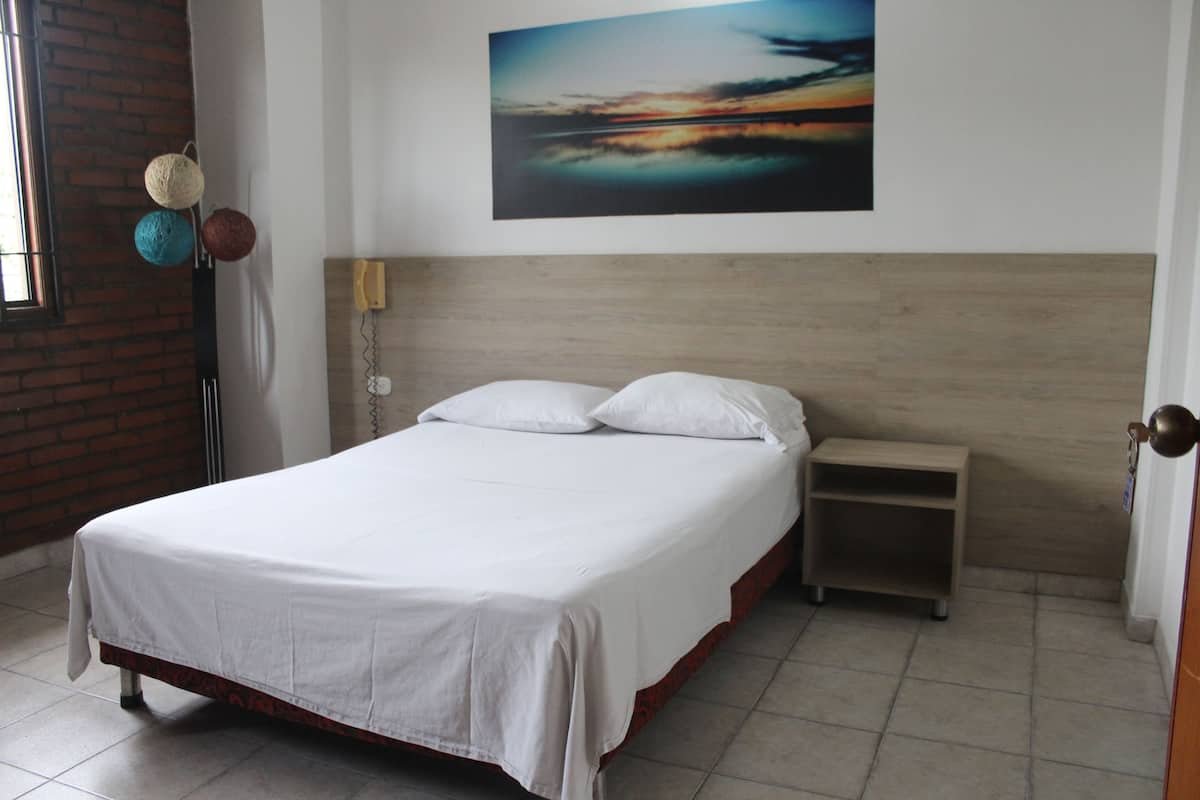 Standaard tweepersoonskamer, 1 tweepersoonsbed | 1 slaapkamer, individueel gemeubileerd, een bureau, gratis wifi