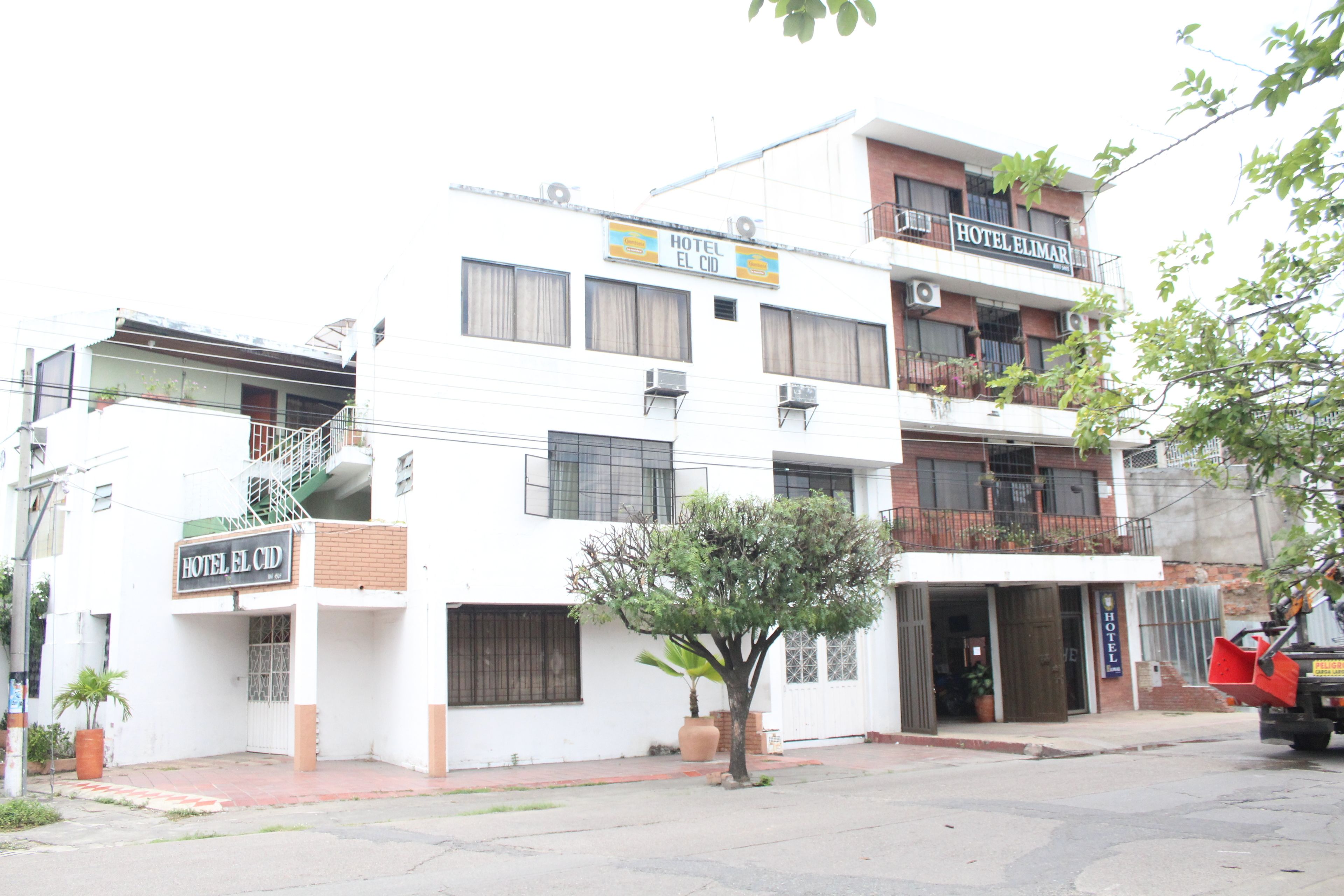 A multi-story building with signs for 'Hotel El Cid' and 'Hotel Elimar'. - Hotel Elimar (Girardot)