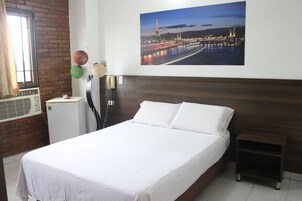 Muebles diferentes, escritorio y wifi gratis 