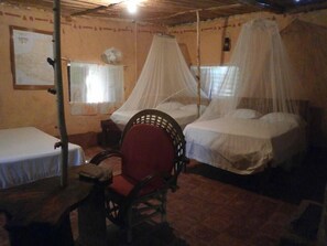 Holzhütte, Strandblick | Individuell eingerichtet, schallisolierte Zimmer, Zustellbetten