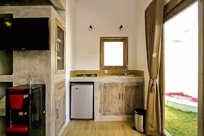 セーフティボックス (室内)、デスク、WiFi (無料)、ベッドシーツ