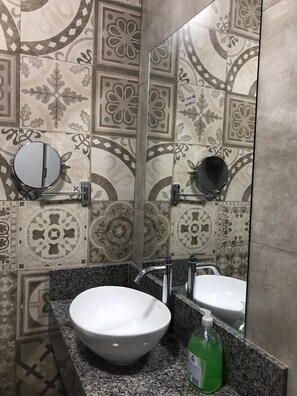 Quarto casal | Pia do banheiro