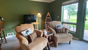 House (RB636) | Living room | 32-inch flat-screen TV with digital channels, TV, Netflix - Rb636 Glacier View Getaway (West Glacier)