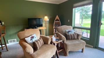 Rumah (RB636) | Ruang keluarga | Televisi layar datar 32-inci dengan saluran TV digital, TV, dan Netflix