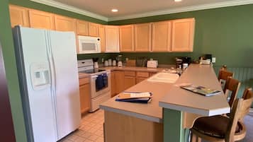 Rumah (RB636) | Dapur pribadi | Lemari es, microwave, oven, dan kompor