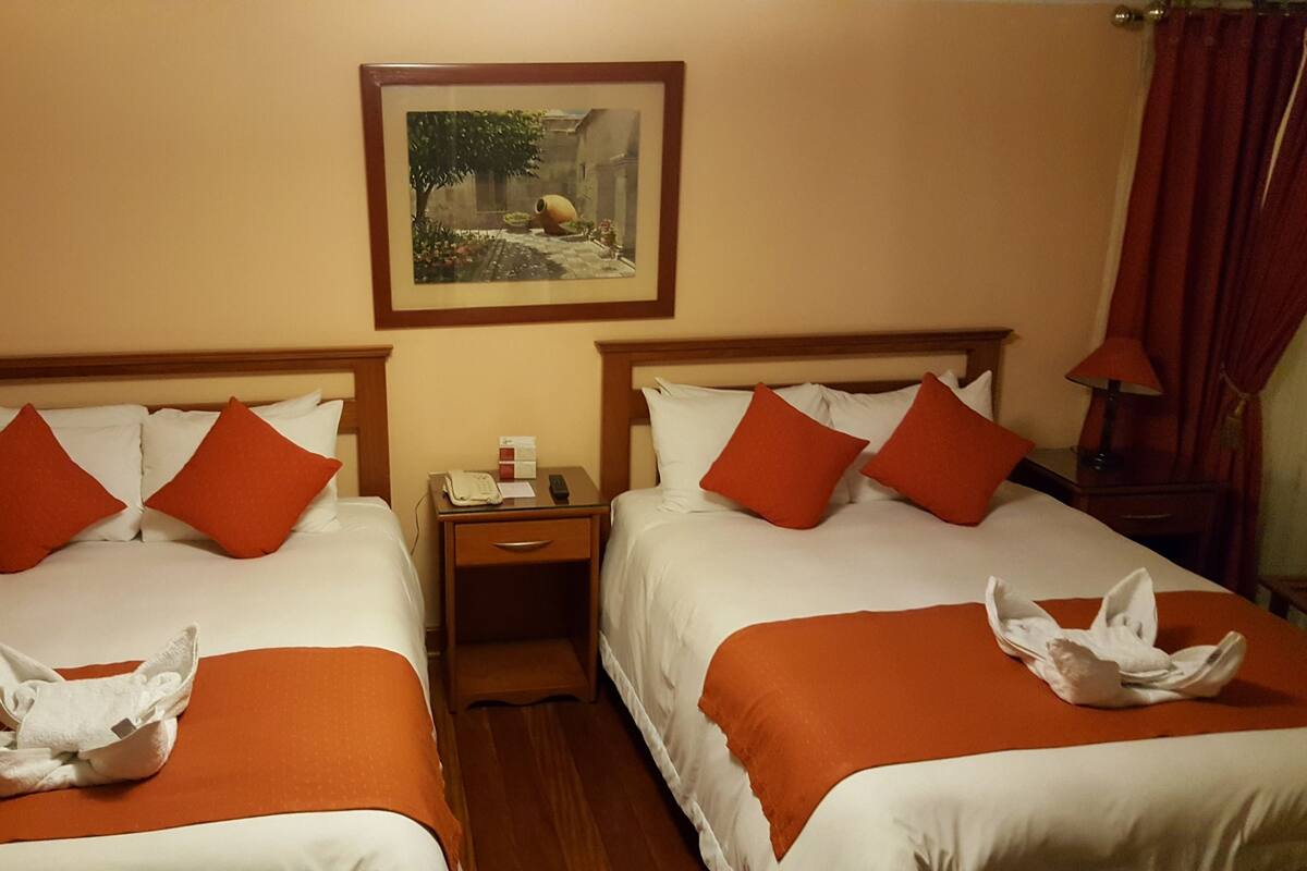 Kahden hengen classic-huone | Ylelliset vuodevaatteet, untuvapeitot, pillowtop-patjalliset sängyt