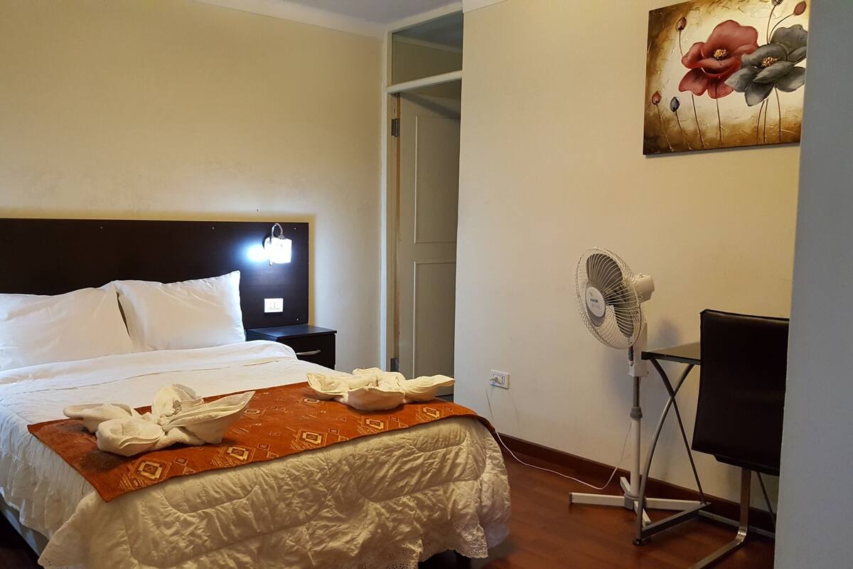 Kahden hengen classic-huone, 1 parisänky | Ylelliset vuodevaatteet, untuvapeitot, pillowtop-patjalliset sängyt