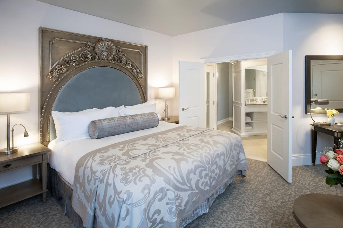 premium bedding, in-room safe, desk, laptop workspace