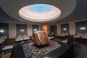 Salas de tratamiento para parejas, una bañera de hidromasaje, baño turco