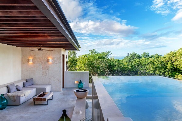 Alberca al aire libre y alberca climatizada