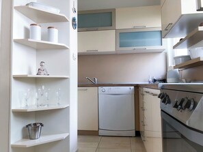 Dishwasher, cookware/dishes/utensils