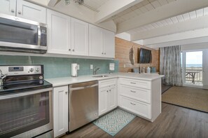 Microwave, dishwasher, ice maker - Modern, Spacious Oceanfront Townhome Sleeps 10 (Ocean City)