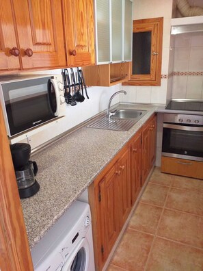 KĂŒhlschrank, Mikrowelle, Ofen, Herdplatte