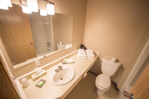 Duschwanne, kostenlose Toilettenartikel, Haartrockner, Handtücher