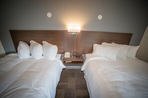 Desk, laptop workspace, blackout drapes, free WiFi - Bedrock Motel (Mayo)