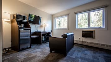 Chambre Deluxe | Bureau, espace de travail pour ordinateur portable, rideaux occultants