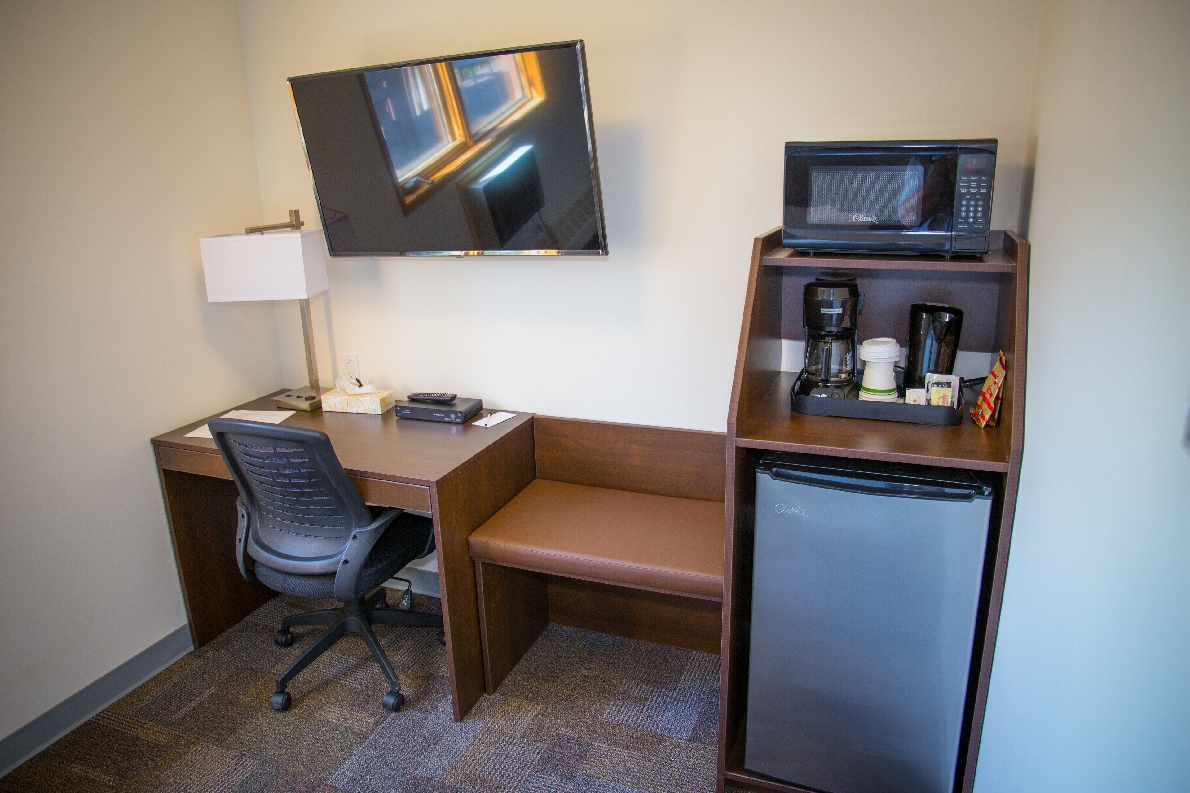 Una scrivania, postazione laptop, tende oscuranti, Wi-Fi gratuito