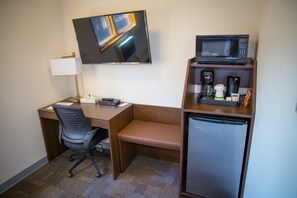 Desk, laptop workspace, blackout drapes, free WiFi - Bedrock Motel (Mayo)