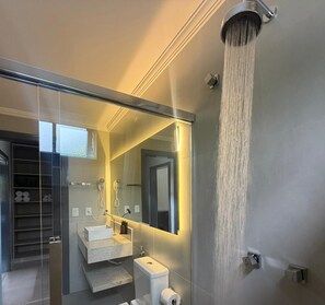 Quadrupla Superior, patio | Bagno | Doccia, asciugacapelli, asciugamani, sapone