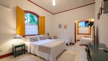 Minibar, tabla de planchar con plancha, wifi gratis y ropa de cama