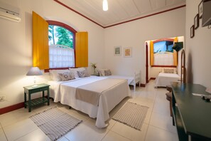 Minibar, tabla de planchar con plancha, wifi gratis y ropa de cama