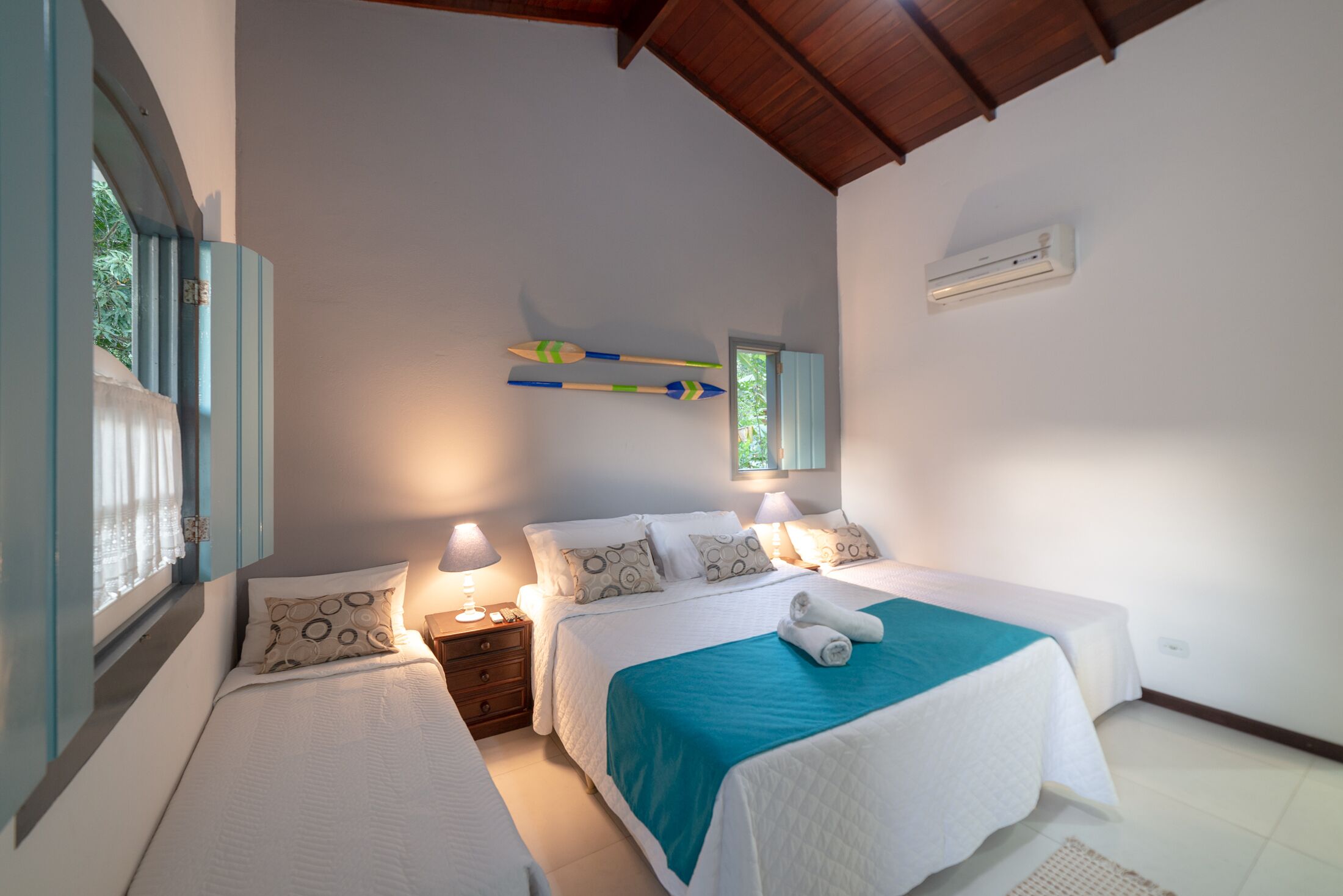 Minibar, tabla de planchar con plancha, wifi gratis y ropa de cama 