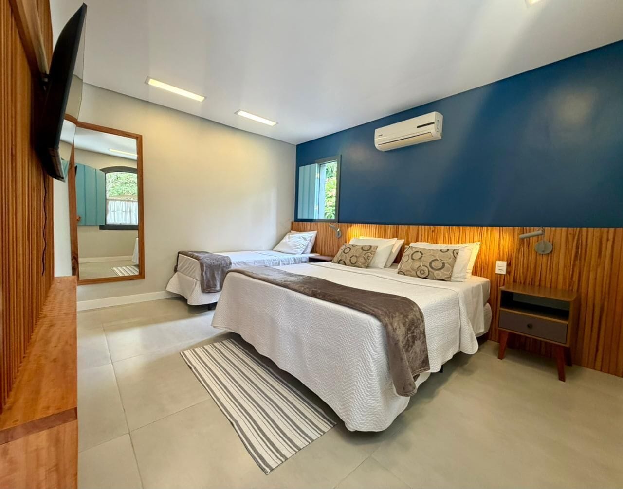 Quadrupla Superior, patio | Minibar, ferro/asse da stiro, Wi-Fi gratuito, lenzuola