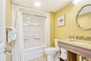 House, 2 Queen Beds (Studio Apartment) | Bathroom