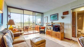 Rumah, Beberapa Tempat Tidur (Two-Bedroom Apartment) | Ruang keluarga