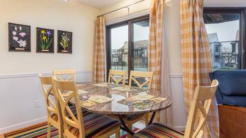 House, Multiple Beds (Duplex Quadruple Room) | In-room dining