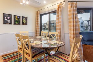 House, Multiple Beds (Duplex Quadruple Room) | In-room dining