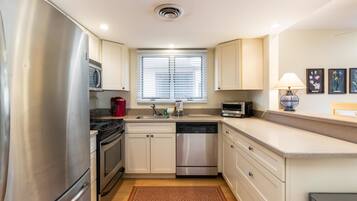 House, Multiple Beds (Duplex Quadruple Room) | Private kitchen