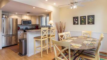 House, Multiple Beds (Duplex Quadruple Room) | Private kitchen