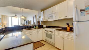 House, Multiple Beds (Apartment) | Private kitchen