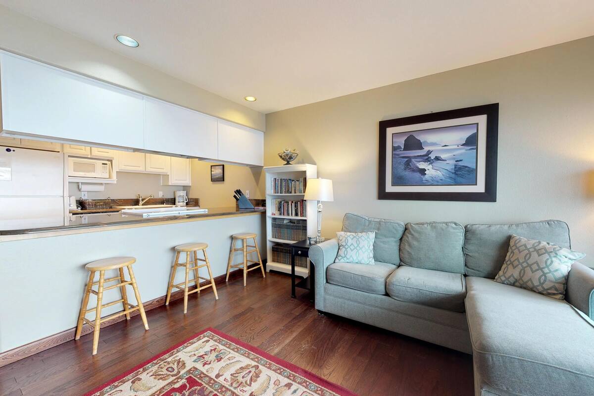 House, Multiple Beds (One-Bedroom Apartment) | Living room