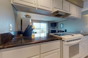 House, Multiple Beds (One-Bedroom Apartment) | Private kitchen - Two-bedroom Apartment (Lincoln City)