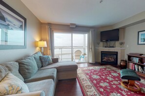 House, Multiple Beds (One-Bedroom Apartment) | Living room