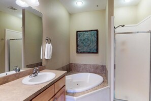 Casa, várias camas (Three-Bedroom Apartment) | Banheiro