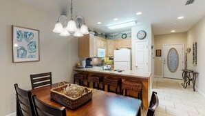Rumah, Beberapa Tempat Tidur (Three-Bedroom Apartment) | Makan di kamar
